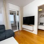 Apartment Cosmopolitan , Sea View, And Free Garage Parking