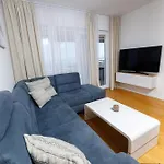 Apartment Cosmopolitan , Sea View, And Free Garage Parking