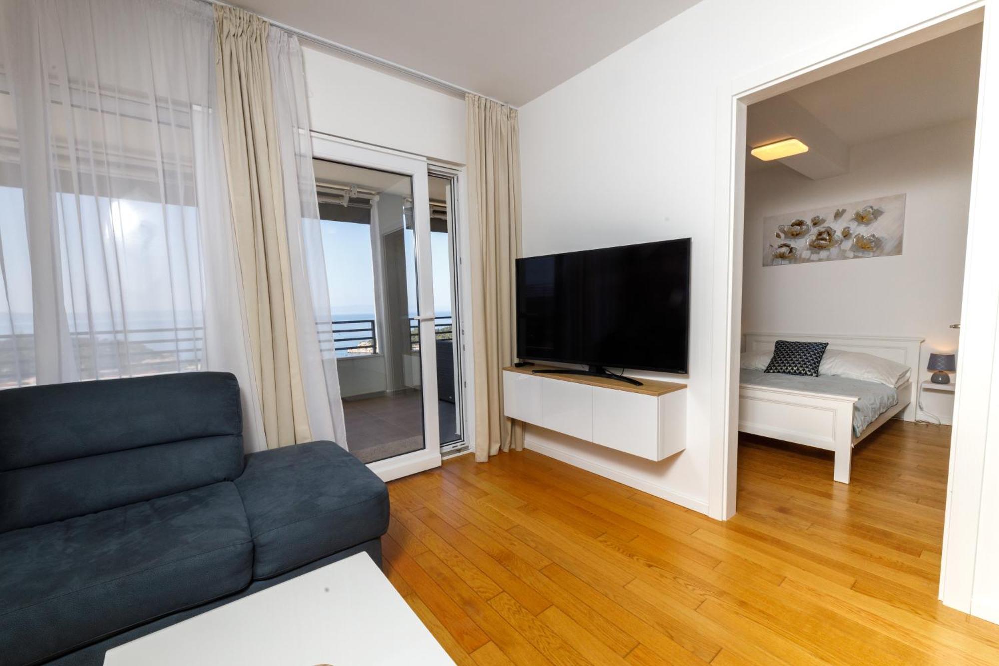Apartment Cosmopolitan , Sea View, And Free Garage Parking
