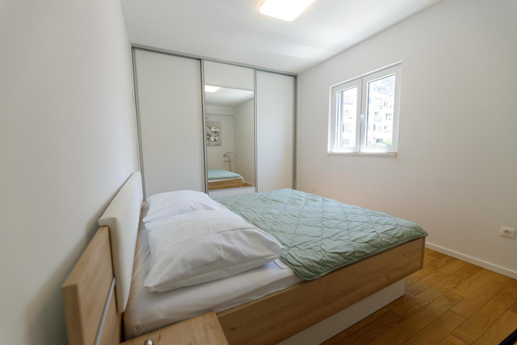 Apartment Cosmopolitan , Sea View, And Free Garage Parking *