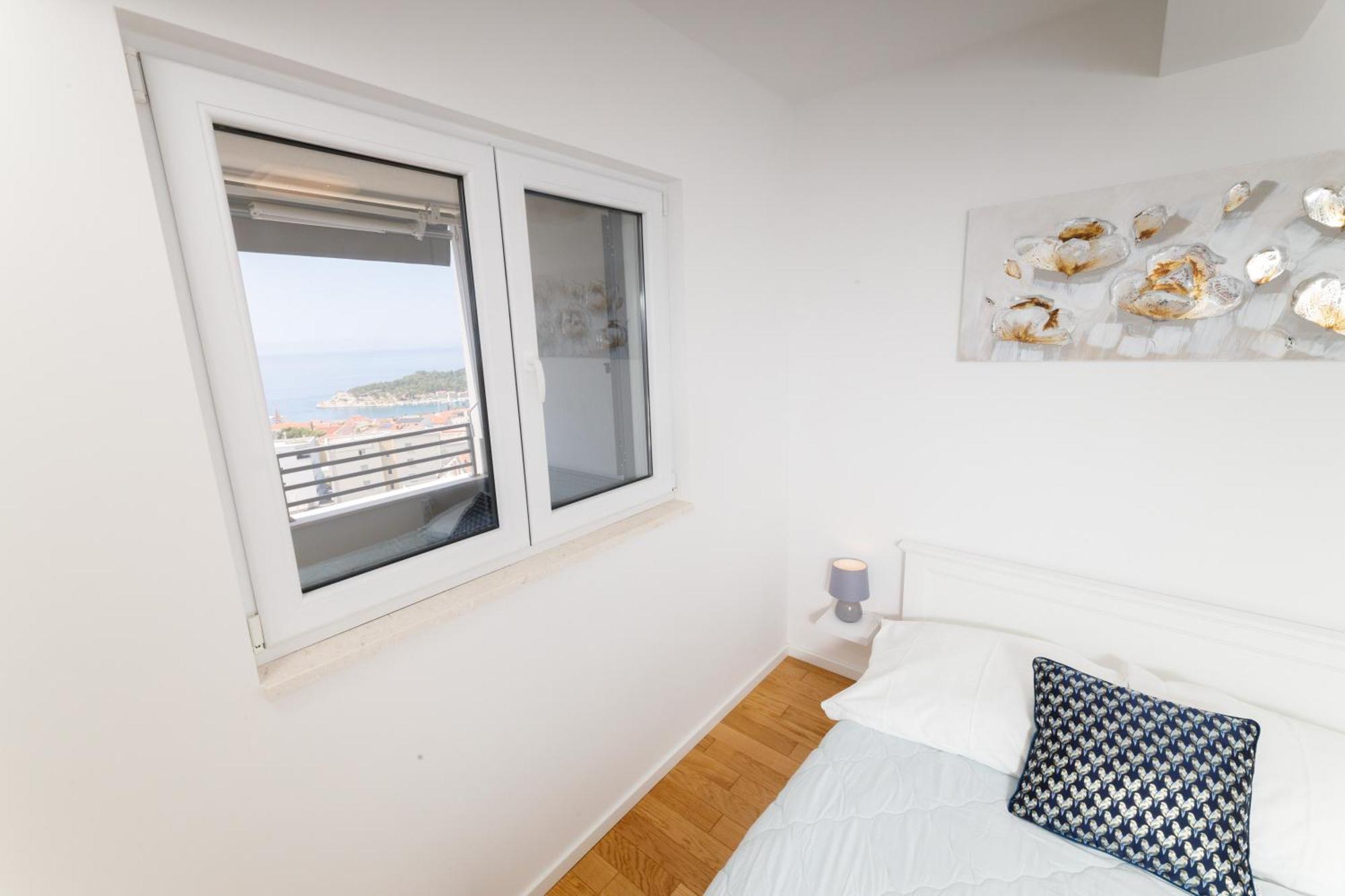 Cosmopolitan , Sea View, And Free Garage Parking