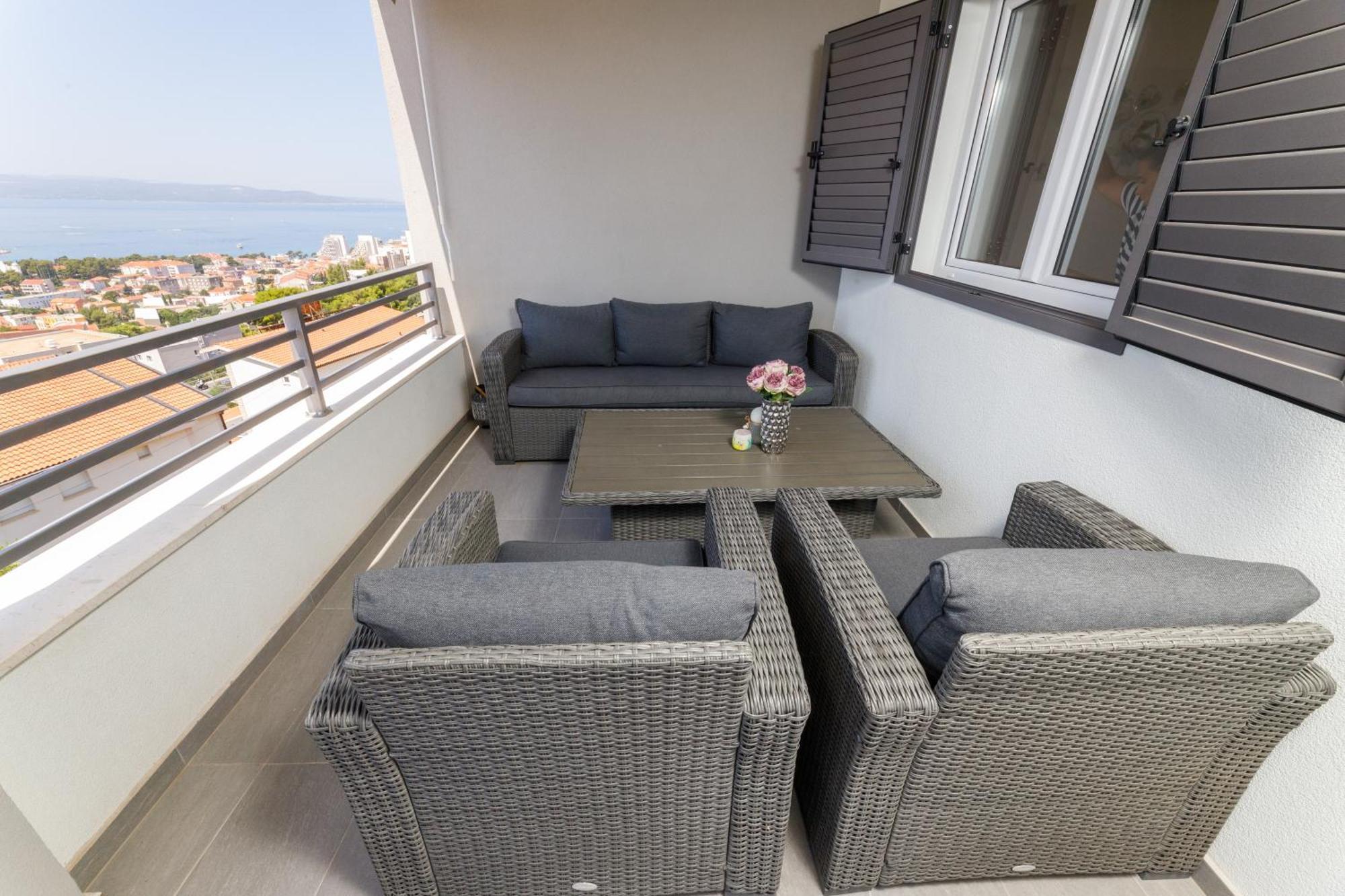 Apartment Cosmopolitan , Sea View, And Free Garage Parking Makarska