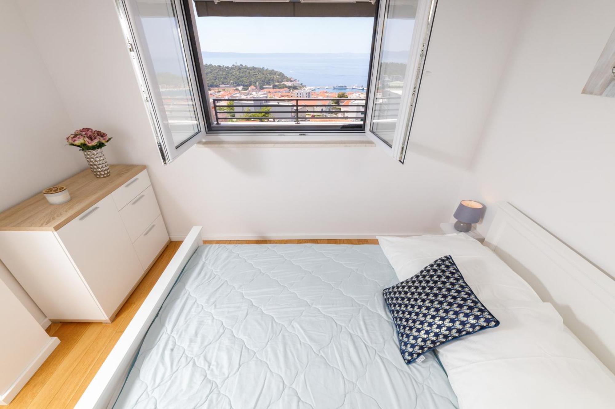 Cosmopolitan , Sea View, And Free Garage Parking Appartement Makarska