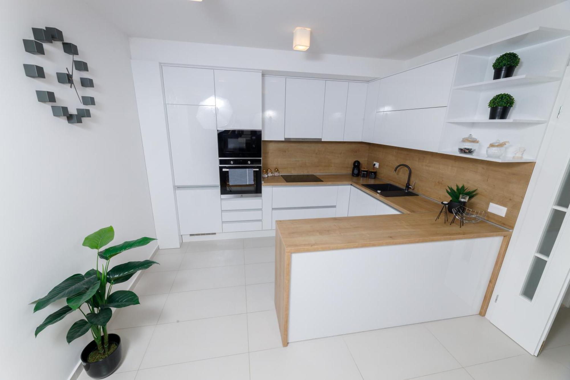 Appartement Cosmopolitan , Sea View, And Free Garage Parking *