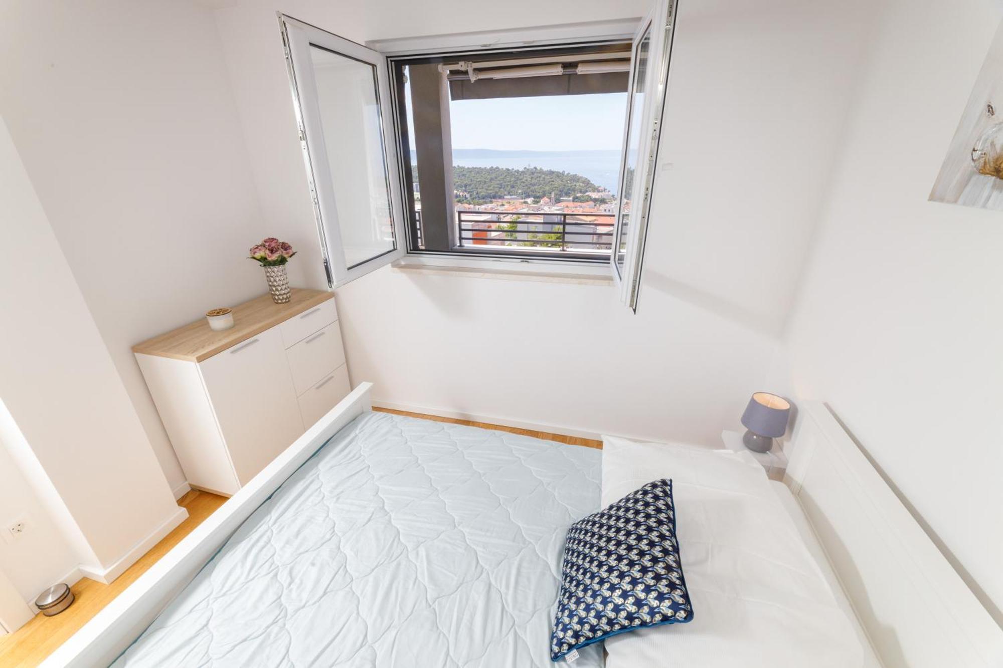 Cosmopolitan , Sea View, And Free Garage Parking *