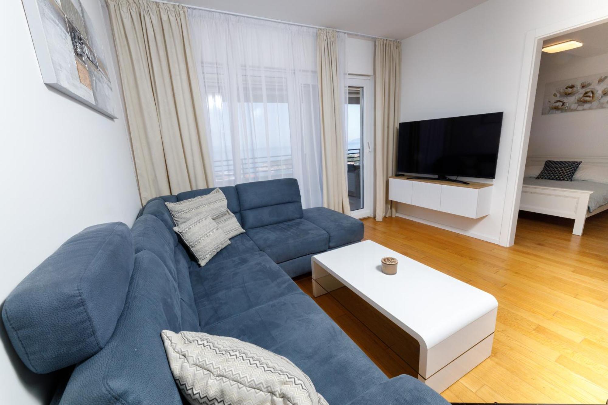 Cosmopolitan , Sea View, And Free Garage Parking Appartement *