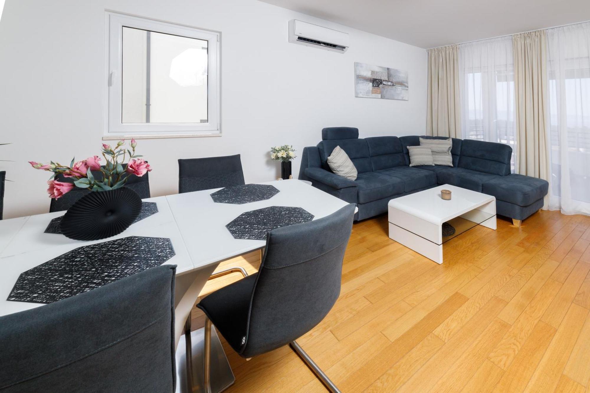 Cosmopolitan , Sea View, And Free Garage Parking Appartement Makarska
